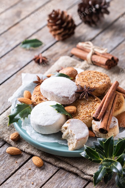 Preview: Typical Spanish Christmas sweets, shortbread mantecados and polvorones