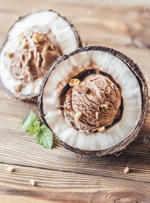 Preview: Chocolate ice cream in the coconut halves