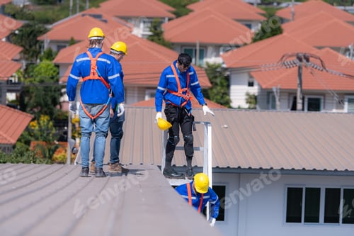Preview: After installing and inspecting the performance of the solar cell panels on the factory roof
