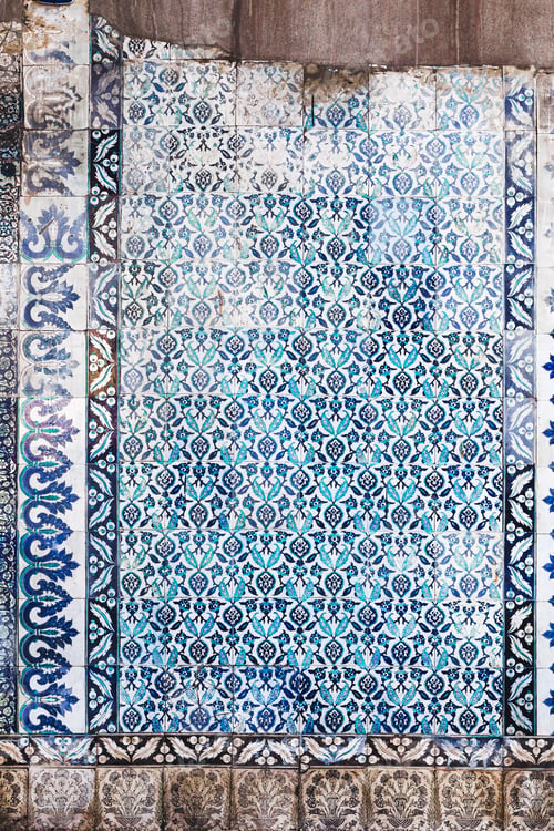 Preview: Seamless pattern white Turkish tiles with blue ornaments. Old surface texture, wall in mosque