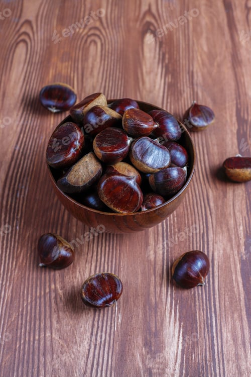 Preview: Fresh organic chestnuts.