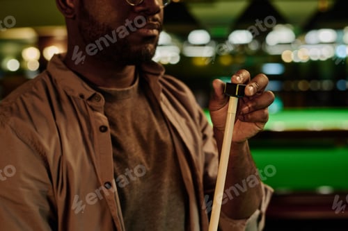 Preview: Guy with snooker chalk and billiard cue