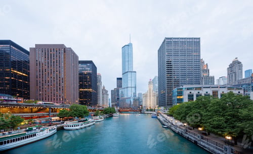 Preview: Scenic view of downtown Chicago during sunset