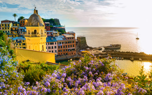 Vorschau: Nationalpark Vernazza Cinque Terre, Italien, Das malerische Küstendorf Vernazza bei Sonnenuntergang