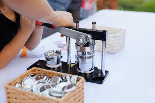 Preview: Mechanical manual press. Children and adults make badges .