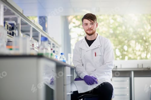 Preview: Portrait of scientist in laboratory looking at camera