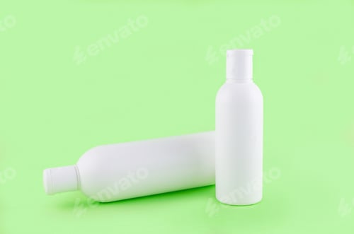 Vista previa: Mock-up de champú de botella cosmética de plástico blanco.