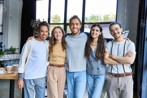 Предпросмотр: радостные мультикультурные предприниматели, смотрящие в камеру в современном офисе, групповой портрет