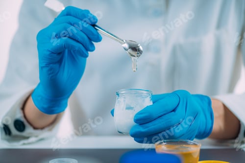 Preview: Pharmacist Using Honey for Beauty Cream