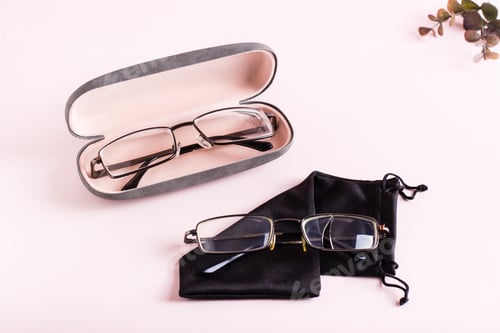 Preview: Storage concept - broken glasses on a soft case and whole glasses in a hard case side by side