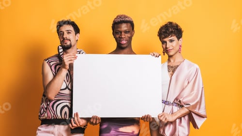Visualização: Grupo multirracial de homens transexuais segurando um painel branco em amarelo