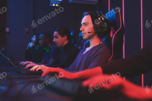 Preview: Gamers in computer club