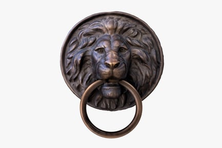 Visualização: Aldrava de bronze antiga com cabeça de leão com anel