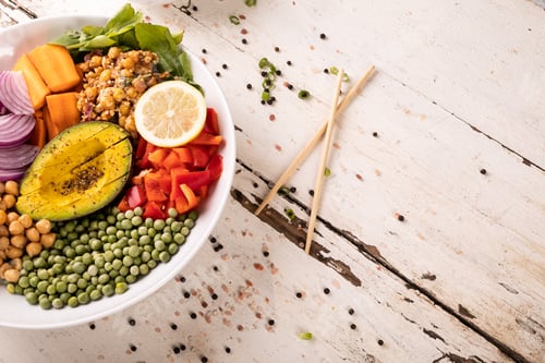Preview: High angle view of fresh meal in bowl by scattered peppercorn on white wooden table