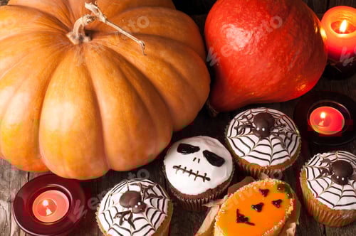 Visualização: Abóbora de Halloween e muffins e bolos engraçados na mesa de madeira rústica. Barra de chocolate para festa de halloween