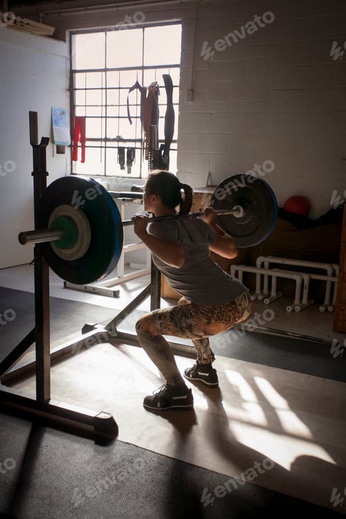 Preview: Crossfitter lifting barbell in gym