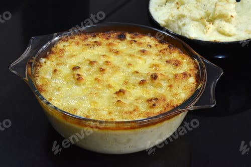 Preview: Baked macaroni and cheese in a glass bowl.
