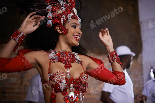 Preview: Glamourous dancing queen