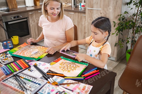 Preview: Mother and daughter take pictures of artwork with mobile camera