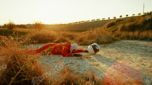 Preview: Astronaut Suffocates From Toxic Atmosphere In Hostile Planet And Wears Helmet