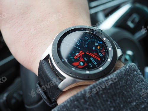 Preview: Man wearing smart watch