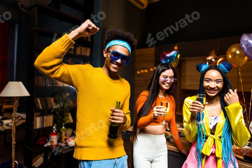 Vista previa: Group of friends making party at home on new year evening