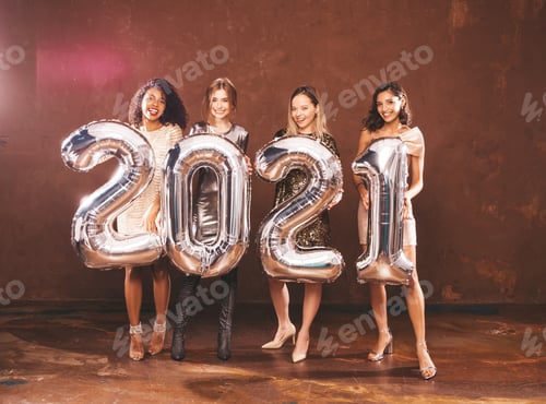 Visualização: Retrato de quatro jovens mulheres elegantes segurando balões prateados de 2021