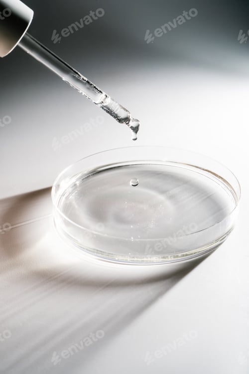 Visualização: Gotas de água caindo em um fundo sombrio.