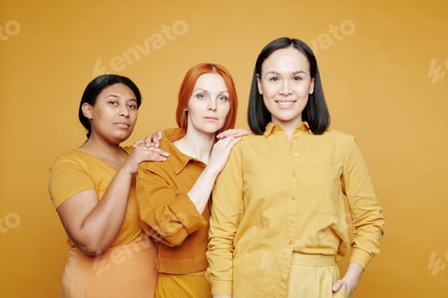 Preview: Confident with her female friends