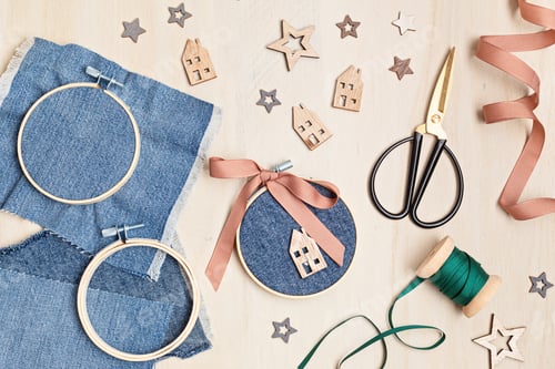 Preview: Diy project of christmas ornaments made of re-purposed old jeans and embroidery hoops