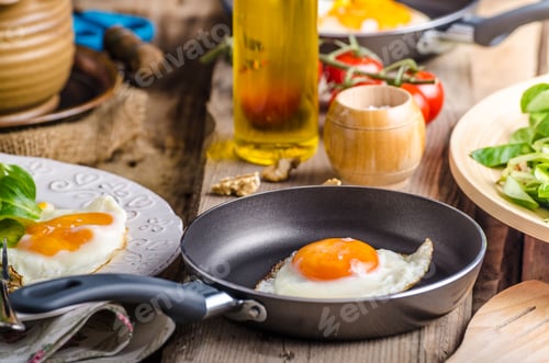 Preview: Fried eggs with salad and nuts