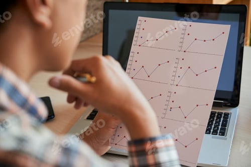 Preview: Businessman with annual report