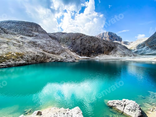 Preview: The Lake in the middle of the mountains