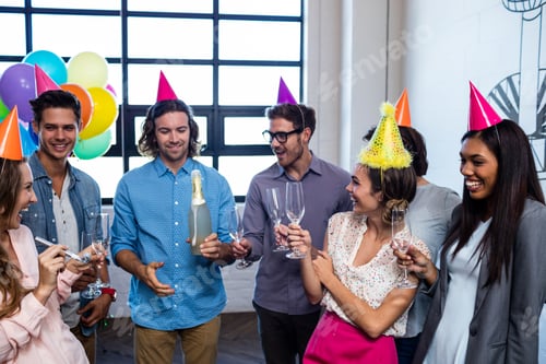 Visualização: Colega de trabalho feliz abrindo uma garrafa de champanhe para o aniversário