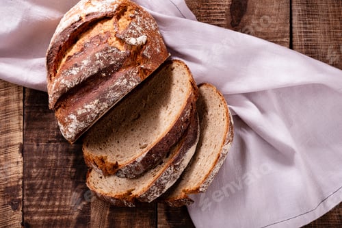 Preview: Sliced rye bread on cutting board, closeup..