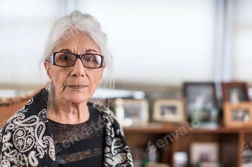 Preview: Portrait of senior woman wearing eyeglasses at home