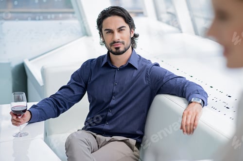Preview: Elegant Man with Dark Hair Holds Glass of Wine