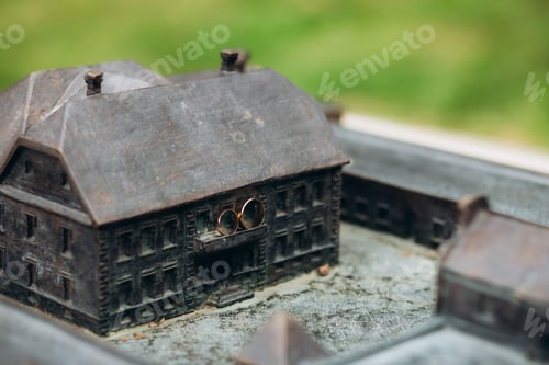 Preview: Wedding rings of the bride and groom on the model of the castle