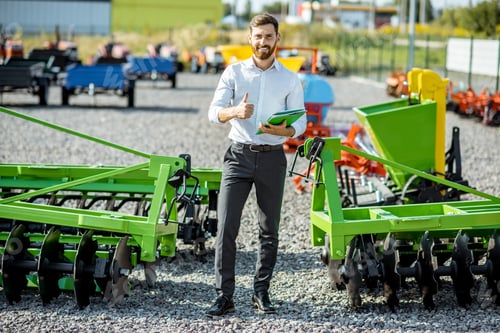 Preview: Salesman at the agricultural shop