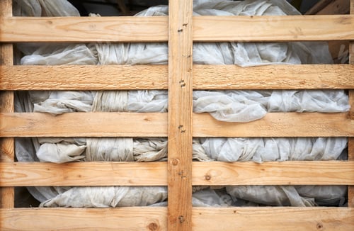 Vista previa: Agrotextile in a wooden box.