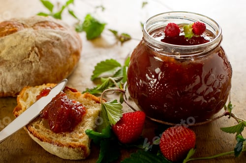 Preview: strawberry jam with slice bread