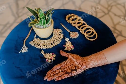 Preview: Traditional gold jewellery for the bride during an Indian wedding