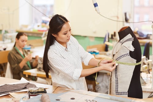 Preview: Tailor working with mannequin