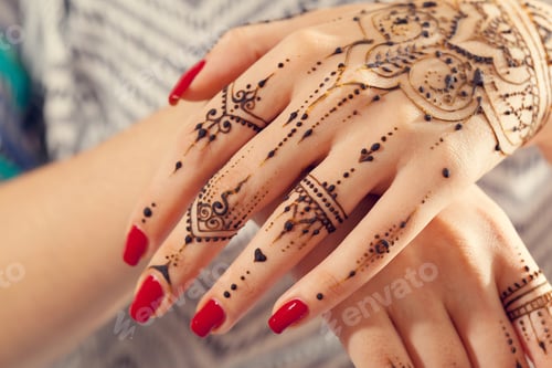 Preview: Red manicured hands with Mehndi