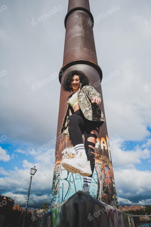 Visualização: Mulher afro-americana rindo em um ambiente urbano