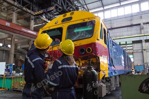 Preview: Engineer in the process of inspecting train engines Keep the machine ready for use in the train