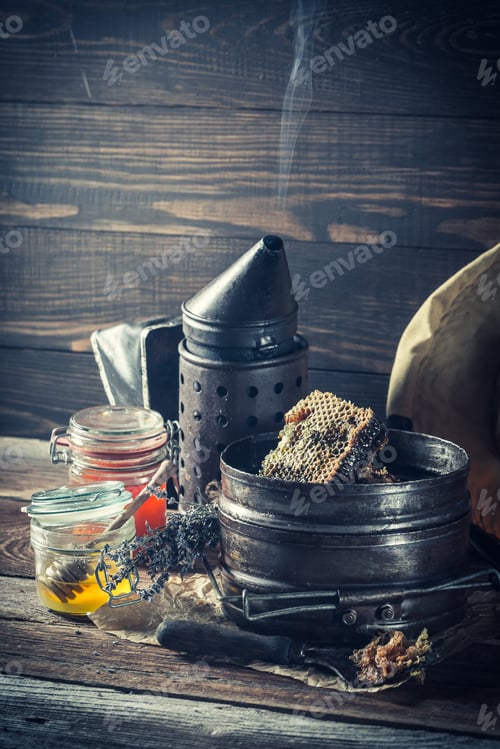 Preview: Old tools for beekeeping with fresh and sweet honey
