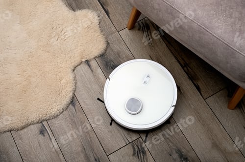 Vista previa: Un robot aspirador sobre un suelo de madera en un interior moderno. Enfoque selectivo.