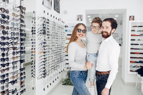 Preview: Family with little son in the glasses store