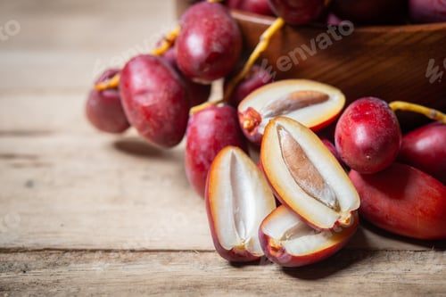 Preview: Fresh red date palms (Phoenix dactylifera) ready to eat.